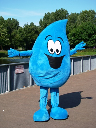 Wethouder Ben Blonk en Druppie verzorgen aftrap drinkwatercampagne SKRS