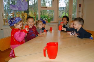 Kinderen Bikkel 6 proosten op kraanwaterdag - foto SKRS