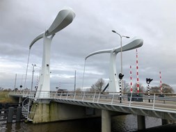 Stolperbasculebrug Naastgelegen ophaalbrug de Twee Zwanen