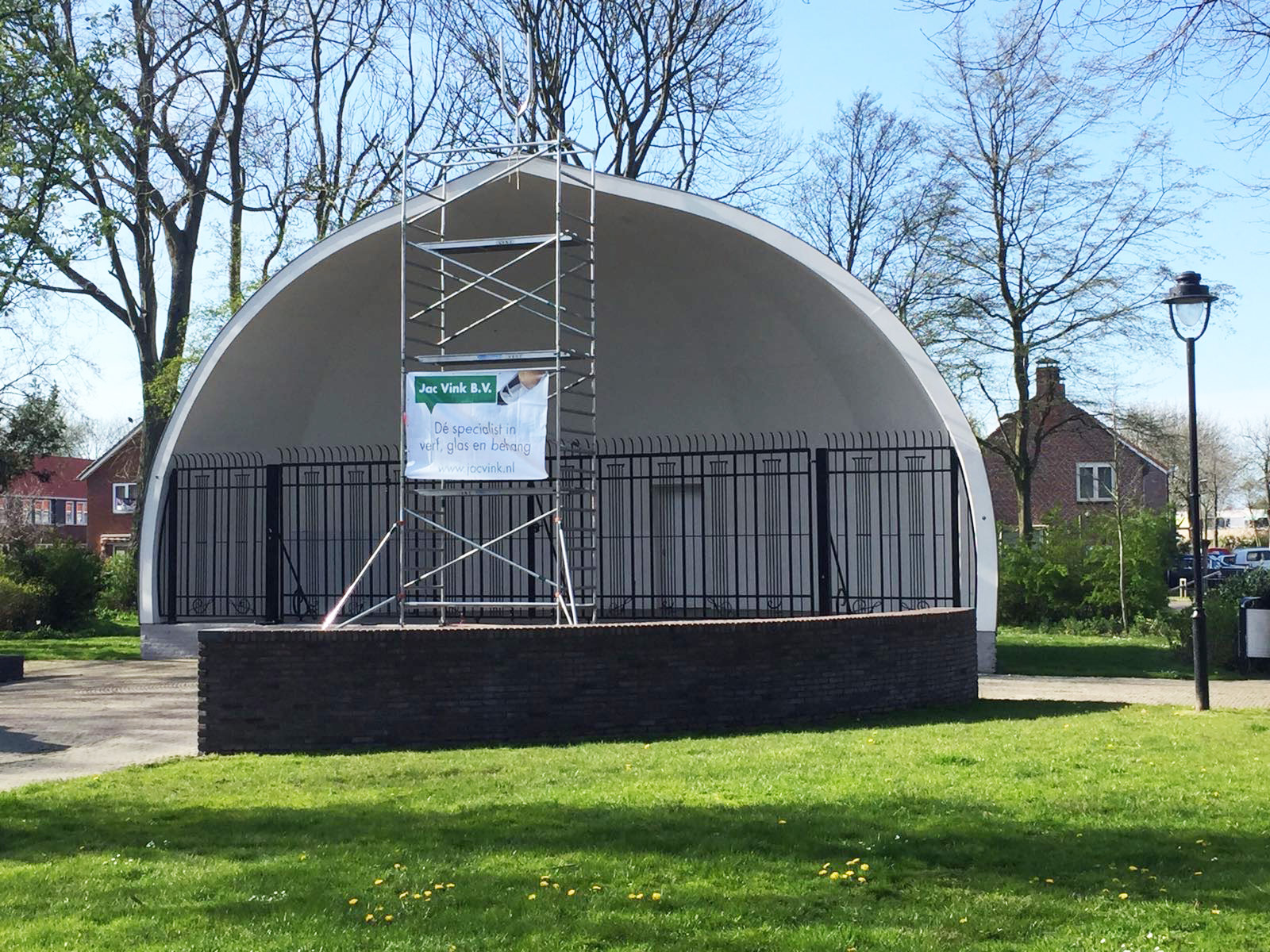 Opfrissertje voor de koepel in de Muziektuin van Schagen.