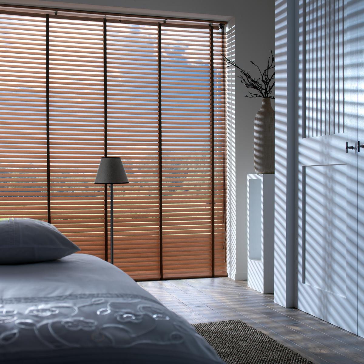 Houten jaloezieën; stijlvolle raamdecoratie voor uw woning!