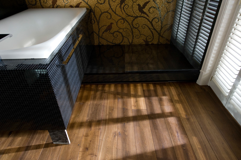 Een houten vloer in uw badkamer.